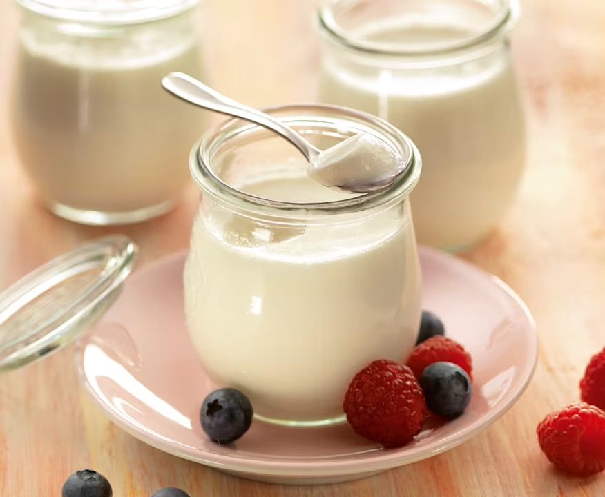 Vasetti di yogurt con frutti di bosco freschi, alimento sano e leggero utile per perdere peso